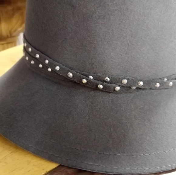 🆕Gray Bowler style hat 🤠 7 inch high 11 inches wide🤠 decoration with silver - Picture 5 of 12